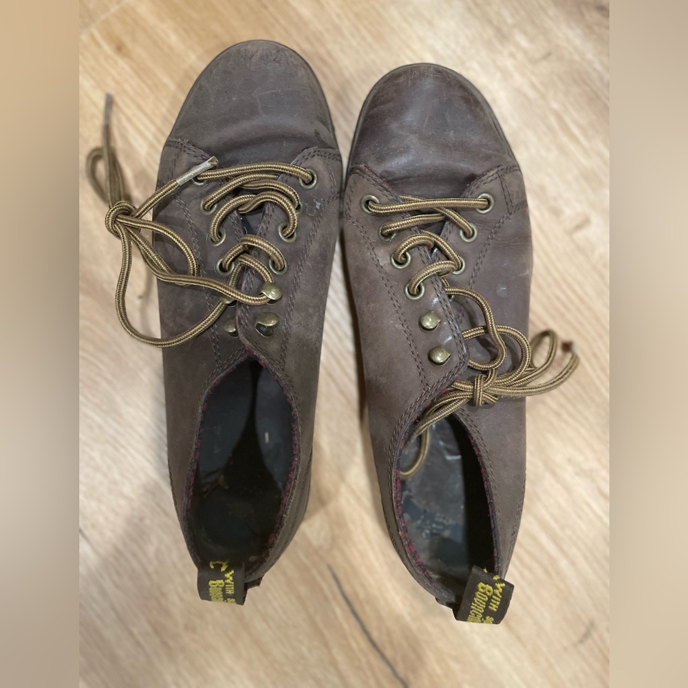 Dr marten sneakers, brown w yellow laces, leather